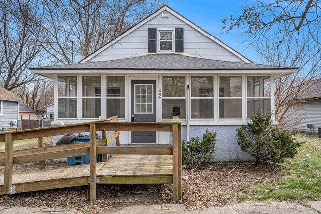 Foto del edificio - Fantastic, large remodeled 3-bed/1-bath ranch, unfinished basement & partially enclosed yard