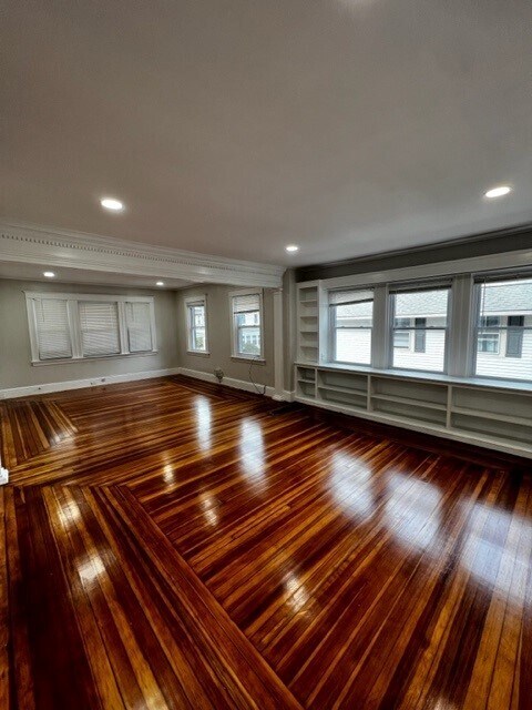 Bright Living Space - 42 Burlington St