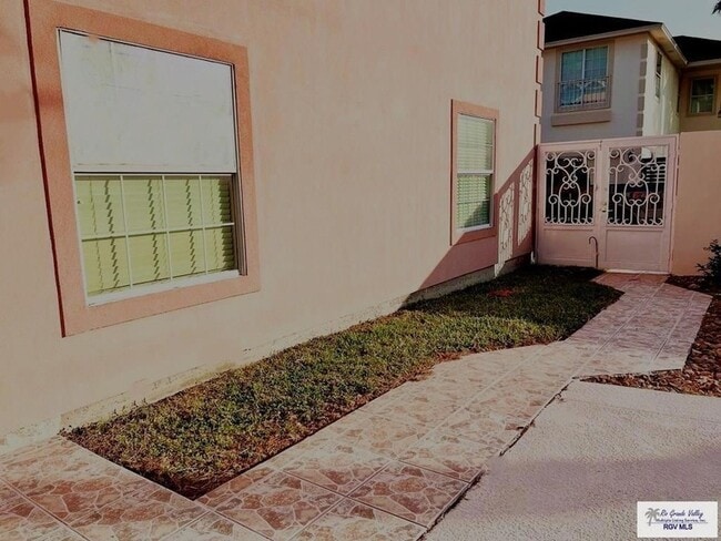 Foto del edificio - 144 Country Club Rd
