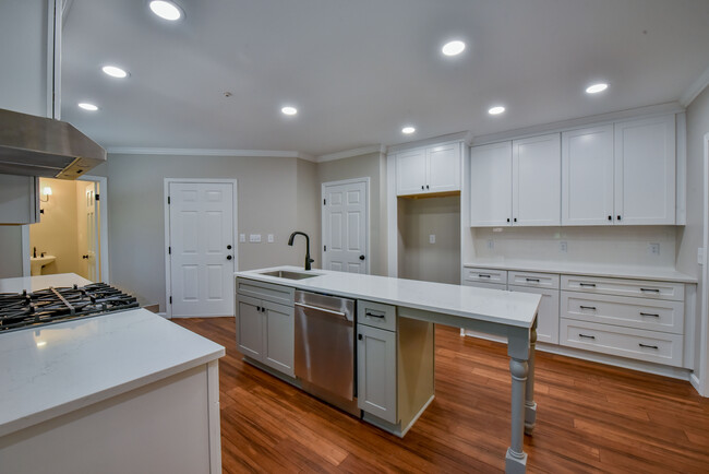 Building Photo - 8409 Essex Cir NE