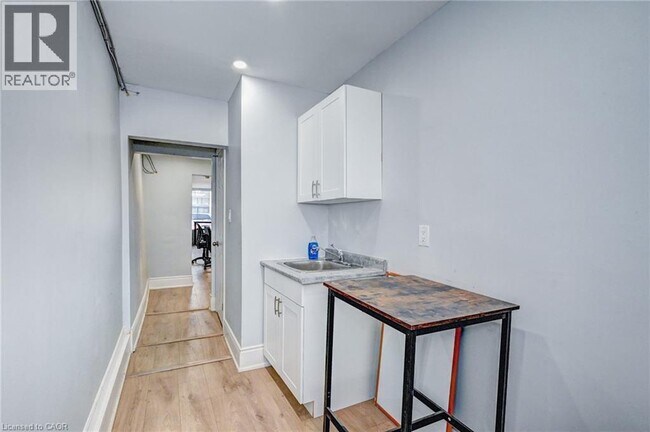 Photo du bâtiment - 13-15 AINSLIE Street N Unit# 2