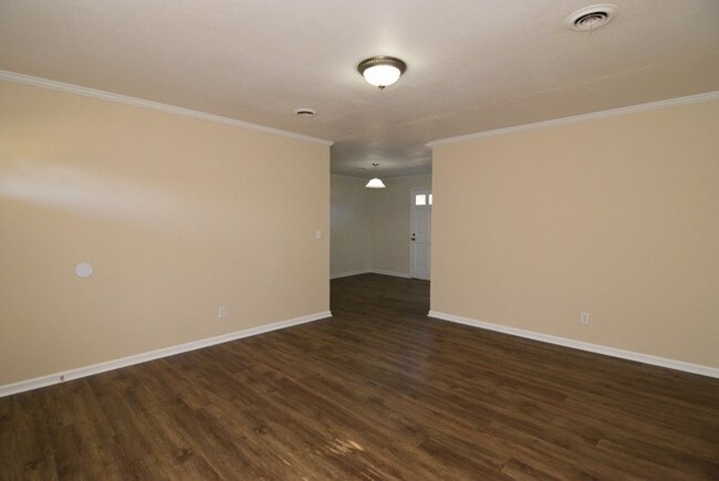 Foto del edificio - 119 E Watkins St