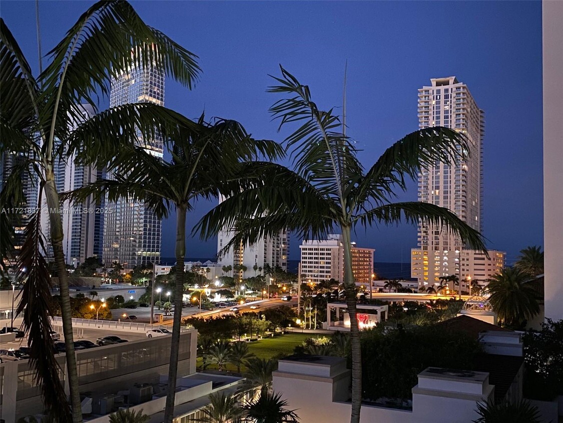 Foto principal - 300 Sunny Isles Blvd