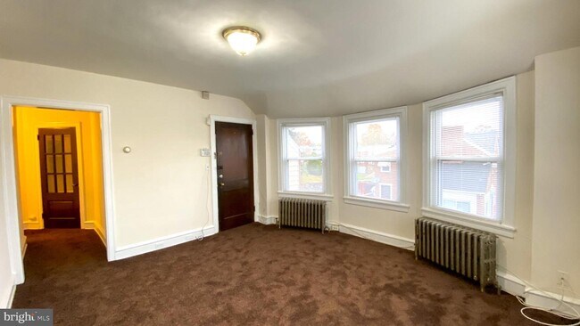 Building Photo - 300 W 31st St