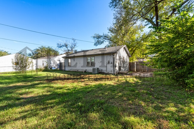Building Photo - 2210 W Crawford St