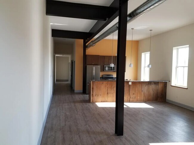 Building Photo - 114 2nd St