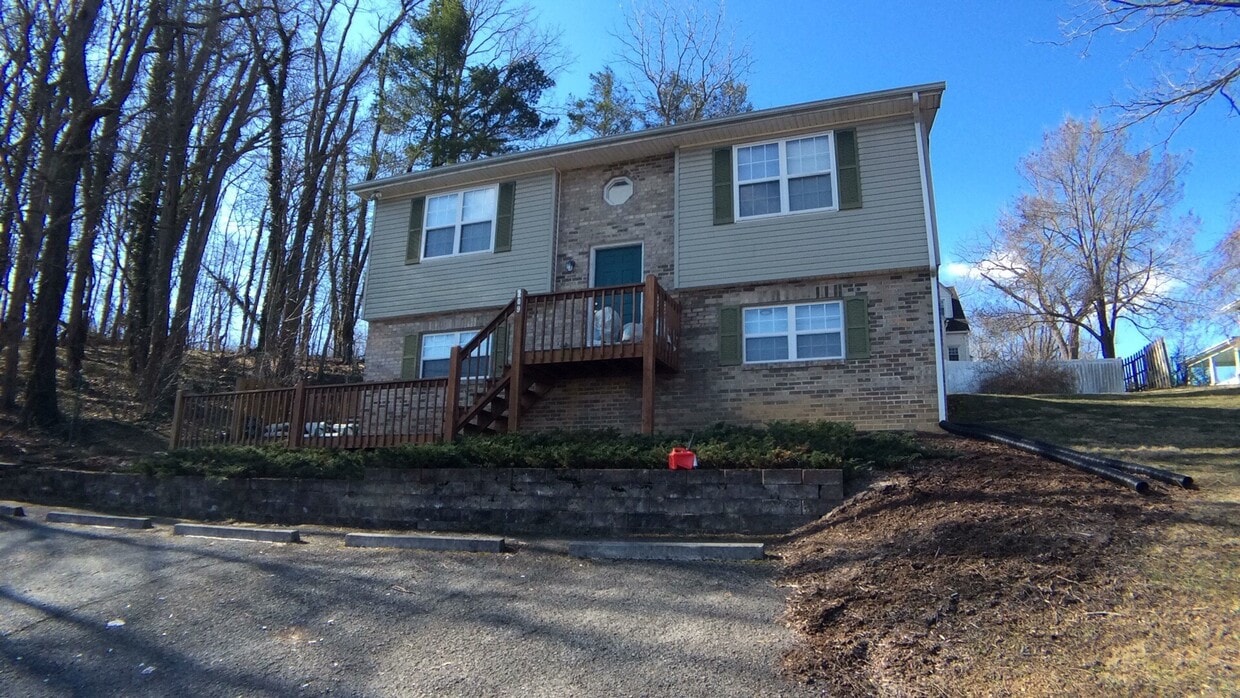609 Howe St, Radford, VA 24141 House Rental in Radford, VA