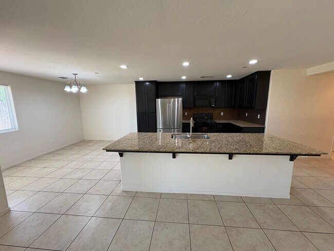 Building Photo - North East Visalia Home Available now!