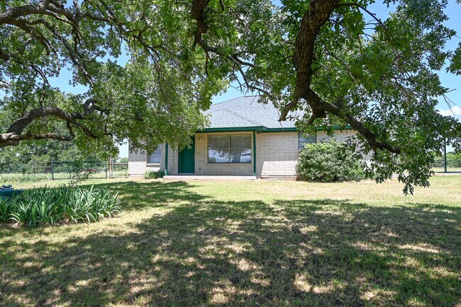 Foto del edificio - Charming 3-bedroom, 2-bath home situated on 2 acres in Decatur ISD!
