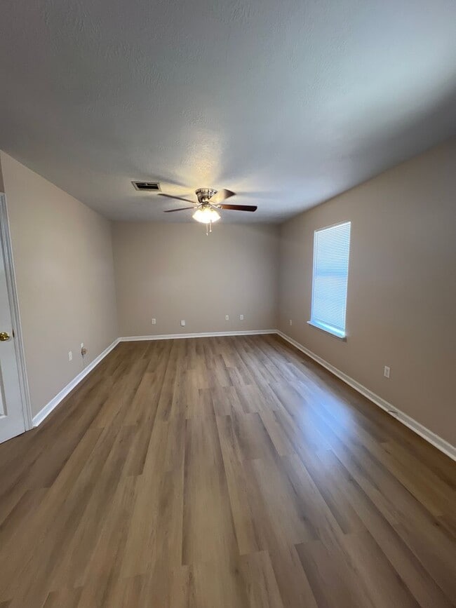 Building Photo - 2 bedroom 2 bath Duplex for lease right off common street