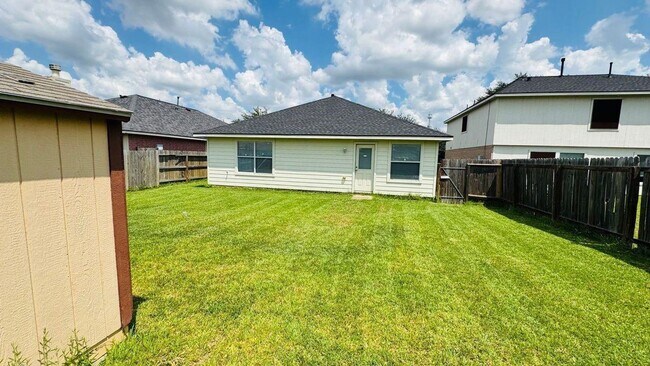 Foto del edificio - BEAUTIFUL 3 BEDROOM 2 BATH WITH WOOD TILE ...