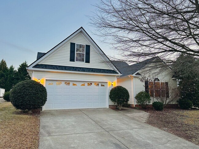 Foto del edificio - Spacious 3BD/2BA Home in Oak Park | Screened Porch | Large Backyard | 2-Car Garage