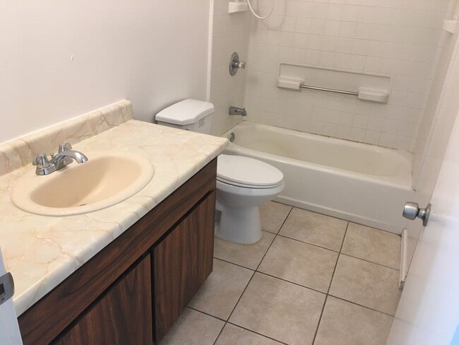 Foto del edificio - 2BR in Hawaiian Beaches