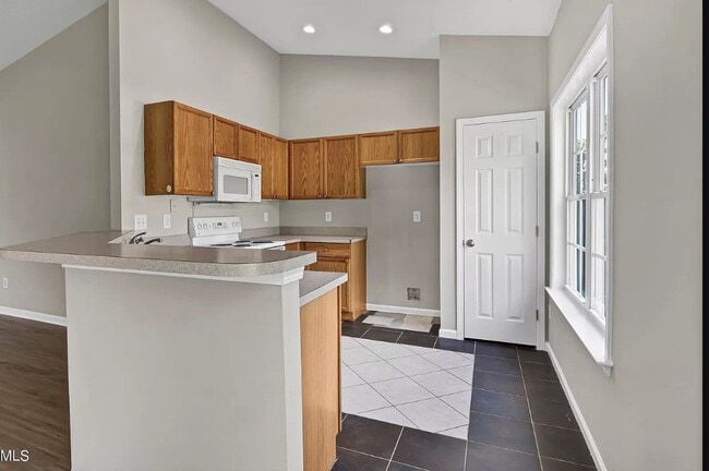 Building Photo - *** Promotion -- Sign lease by January 1 and receive $1000 off first months rent!!  Renovated hom...