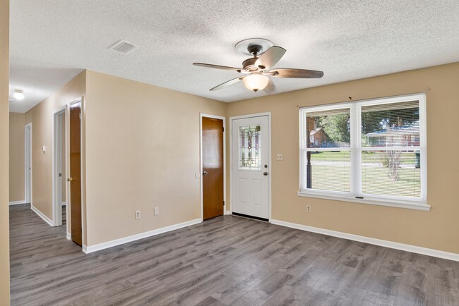 Foto del edificio - 3 bed 2 bath home with solar panels and la...