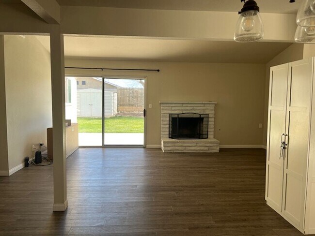 Foto del edificio - 3 Bed 2 Bath House located in the Heart of Tehachapi! Available 3/1/2026!