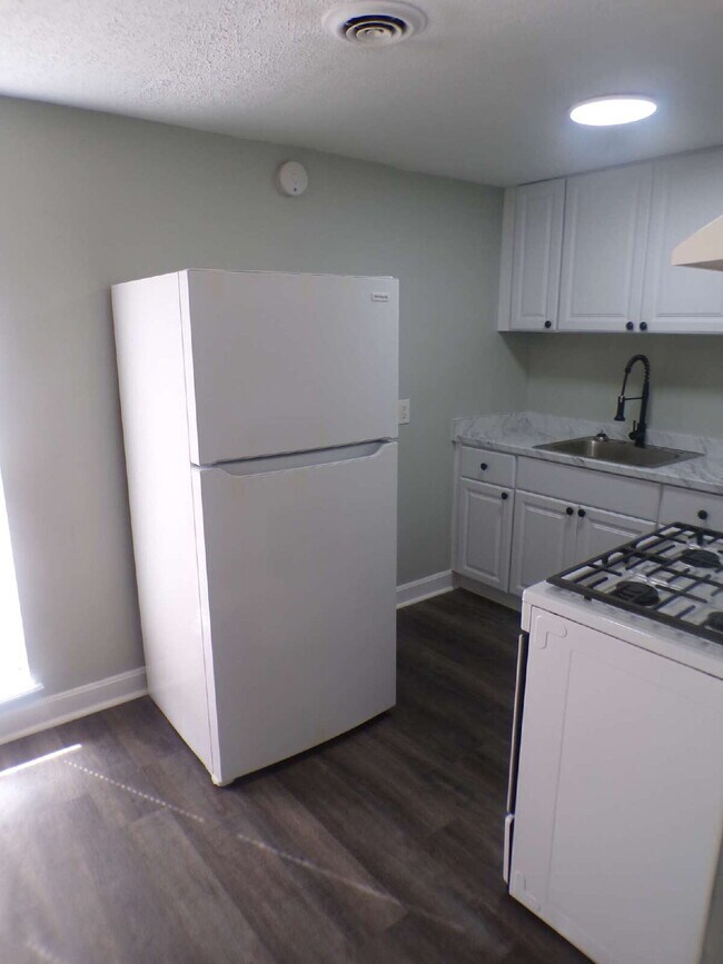 Foto del edificio - 2 bedroom 1 bath apartment near Church Hill Downs and University of Louisville, all utilities inc...
