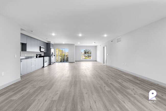 Foto del edificio - 7040 Woodman Ave