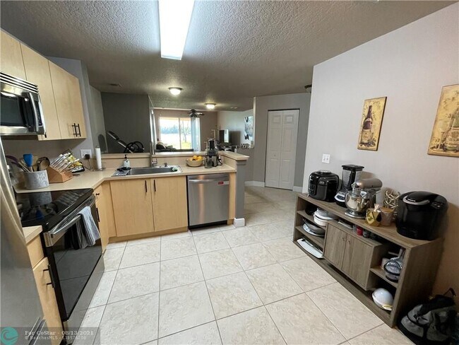 Building Photo - 4061 Crystal Lake Dr