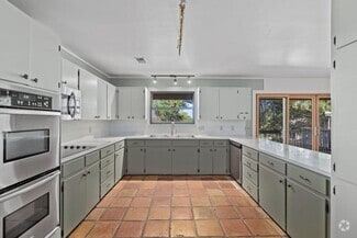 Building Photo - 103 Comet