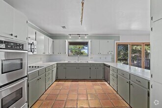 Building Photo - 103 Comet