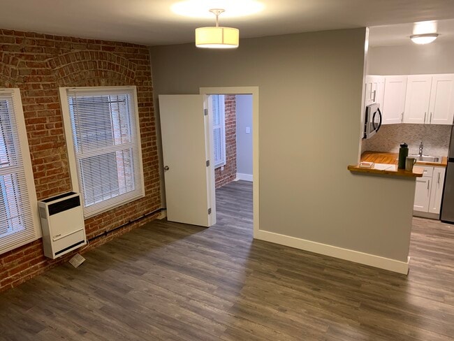 Living Space / Bedroom - 407 S Kenmore Ave