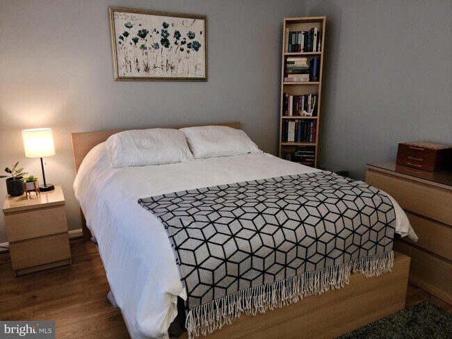 Foto del edificio - 1720 Queens Ln