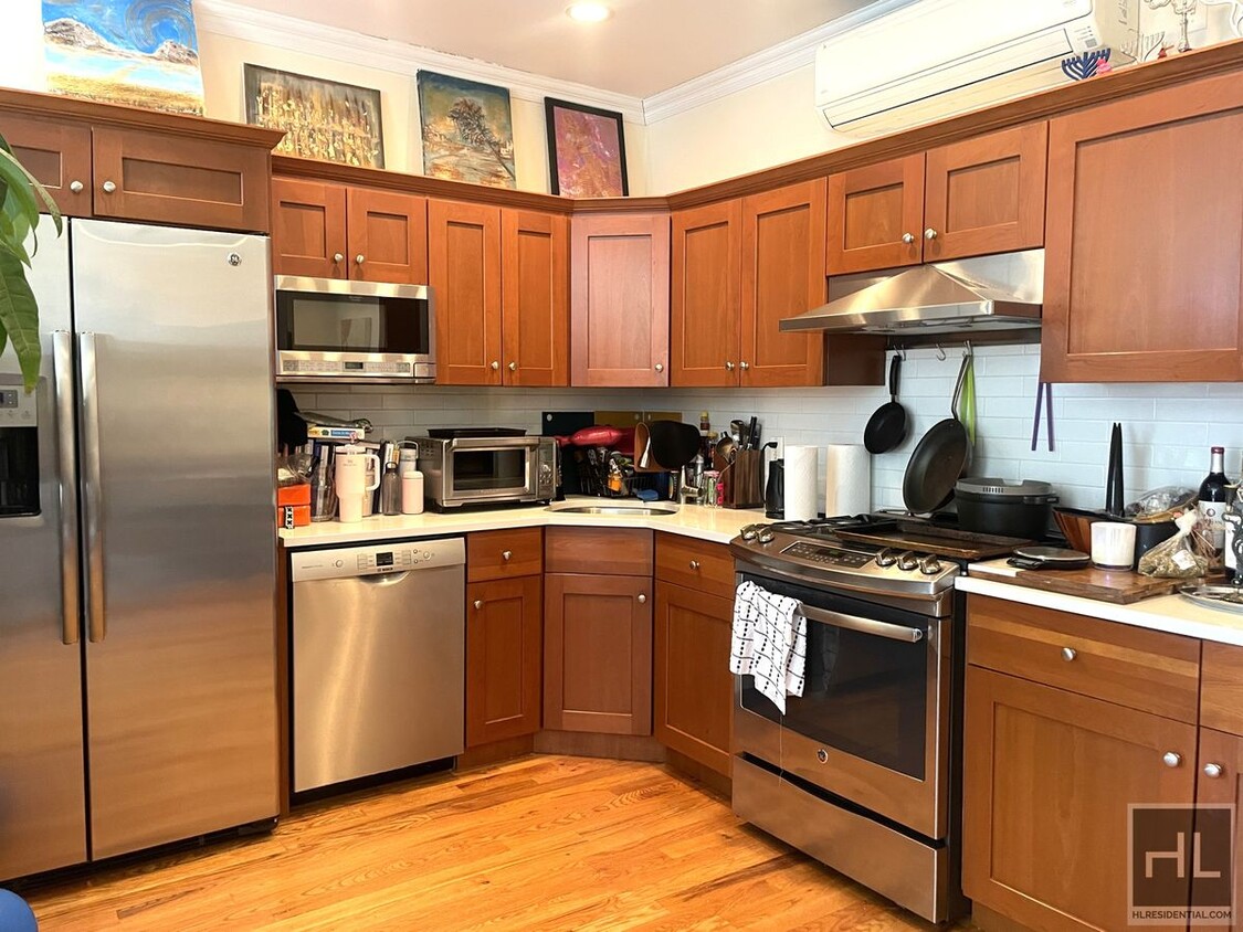 Foto principal - NO FEE - Newly Renovated 2 Bed 2 Bath in C...