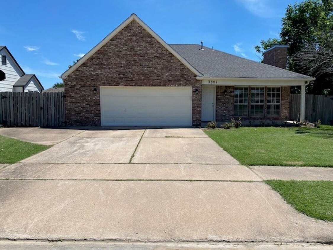 Primary Photo - AVAILABLE NOW!! Corner lot 3-Bed, 2-Bath, ...