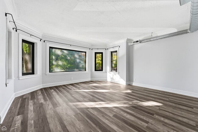 Building Photo - 7653 S Kingston Ave