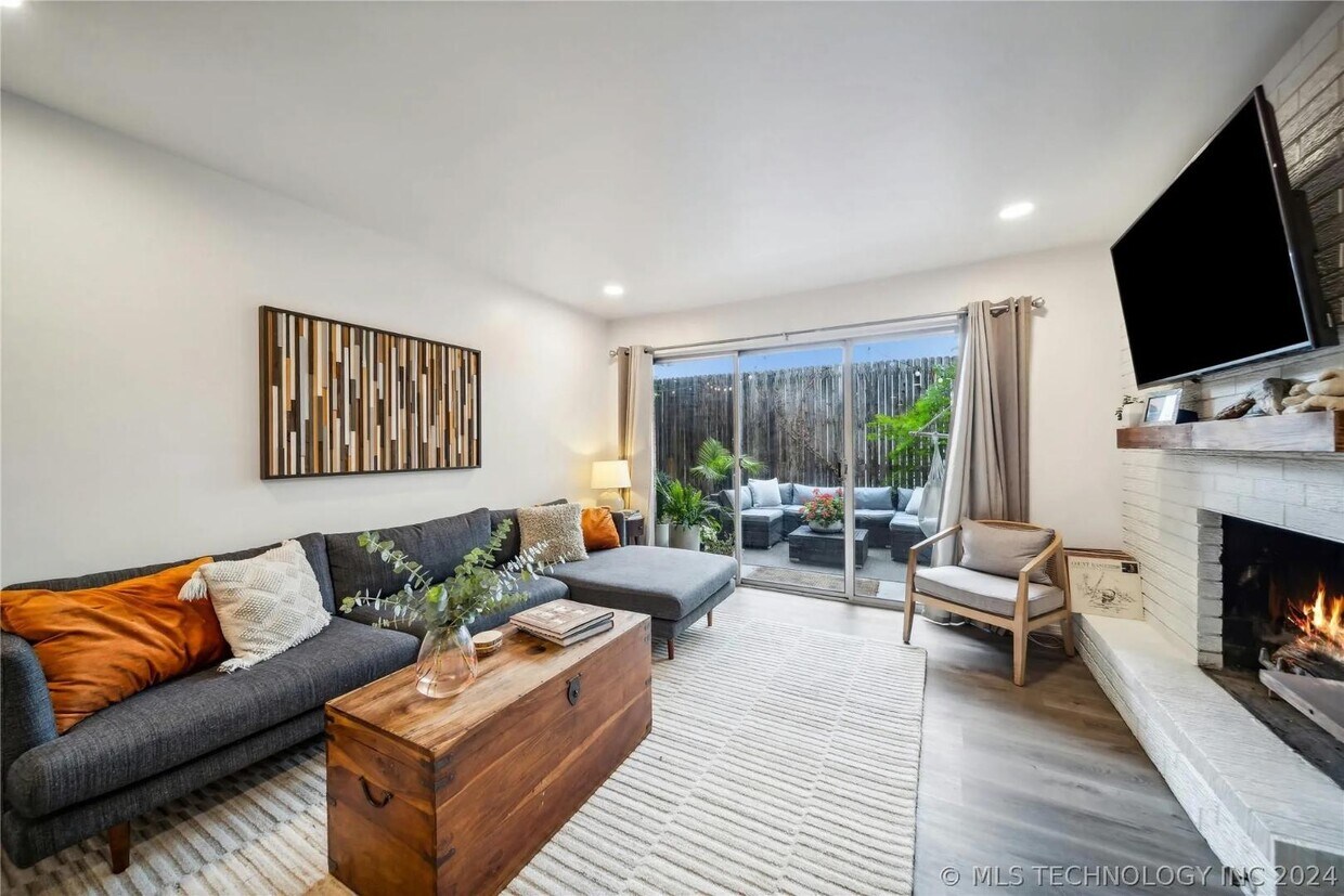 Primary Photo - 1107 E 45th Pl