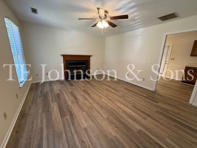 Foto del edificio - Charming 3-Bedroom Home with Spacious Yard...