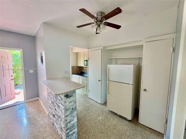 Building Photo - 140 SW 30th Ct