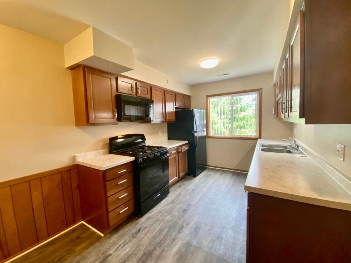 Foto principal - Cozy 2 Bedroom, 1 Bath Apartment with Balc...
