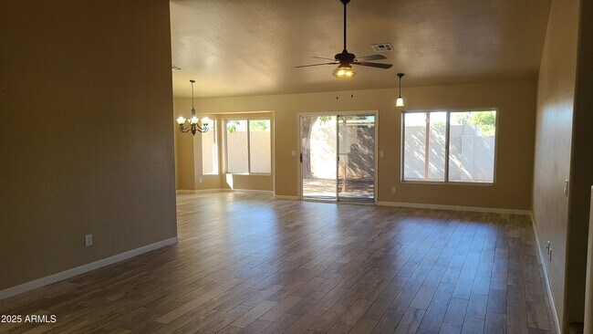 Building Photo - 1002 E Hearne Way