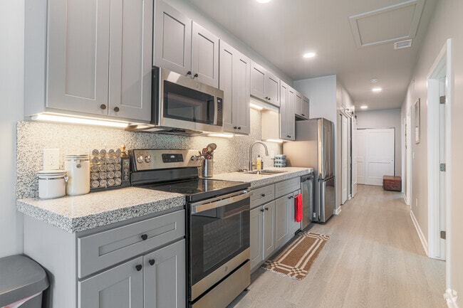 2BR, 1BA - 880SF - Kitchen - Oak Shore Commons