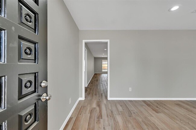 Foto del edificio - 5611 Moss Glenn Ln