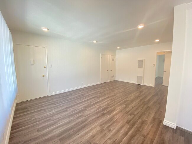 Building Photo - 3373 Overland Ave
