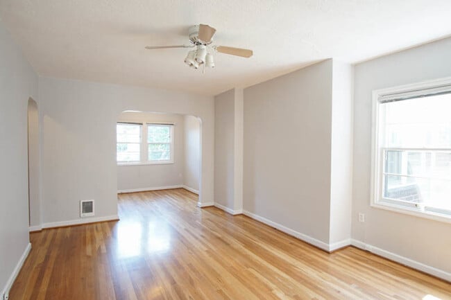 Building Photo - Charming NW 1-Bed Ready Late May!