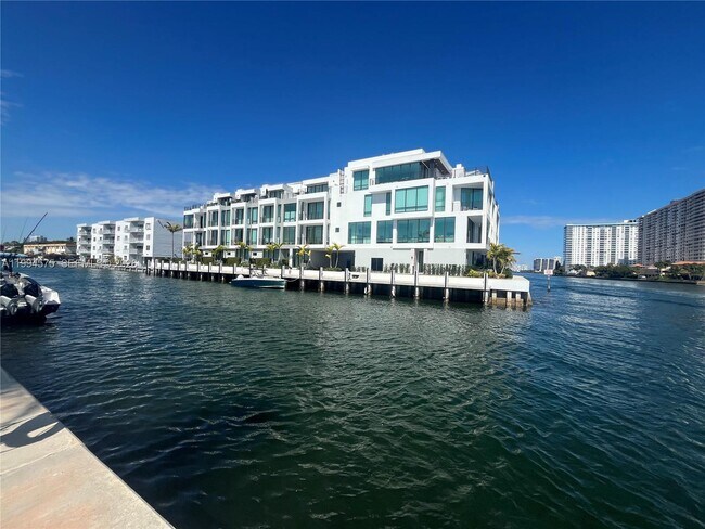 Foto del edificio - 3923 NE 166th St