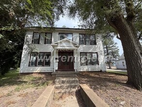 Building Photo - 327 Robinson St