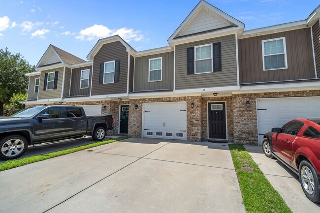 Foto del edificio - 3 Bedroom Townhome Across from Richmond Hill Golf Club