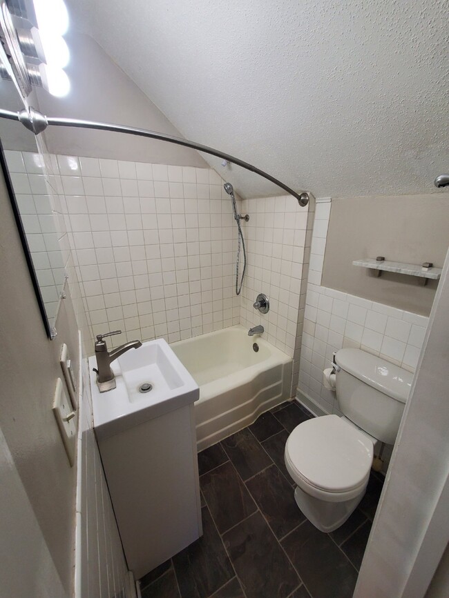 Foto del edificio - 1BR 1BA Upper Level Unit - Tri-plex Proper...