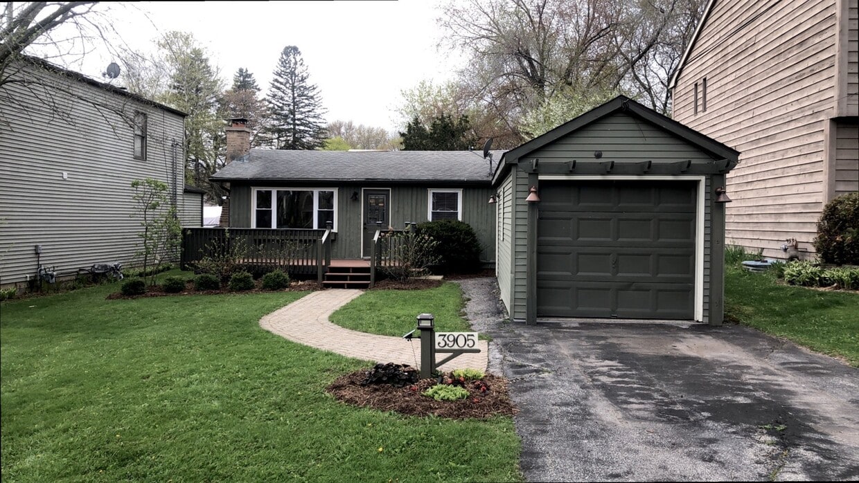 Primary Photo - 3905 W Lake Shore Dr