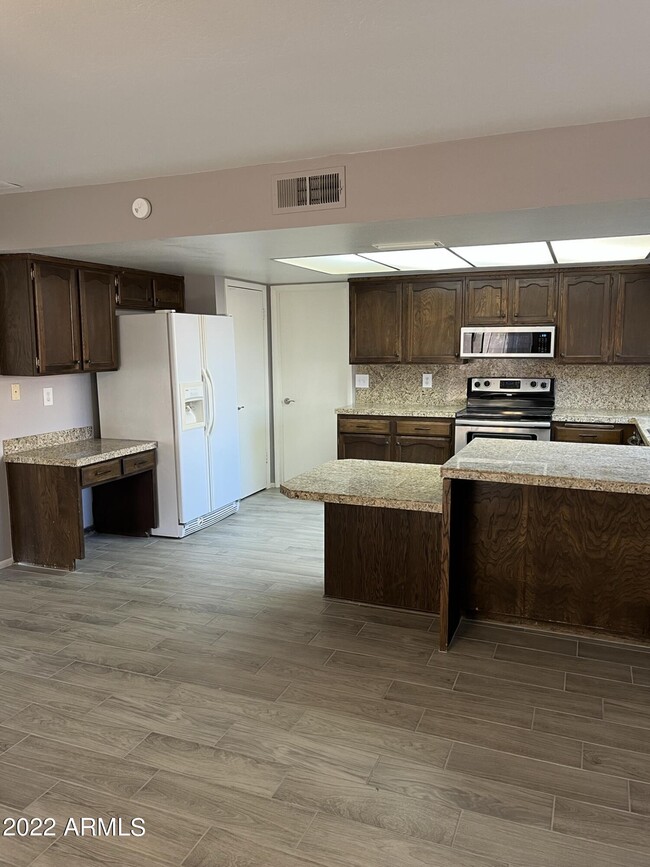 Building Photo - 2217 S Las Flores
