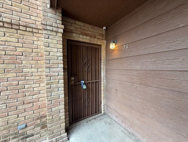 Foto del edificio - Downstairs -Three-bedroom Condo