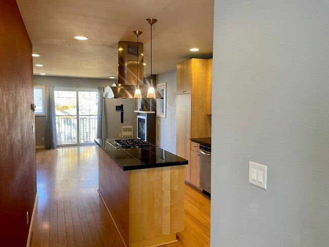 Building Photo - Welcome Home 3 bd 2.5 ba - Capitol Hill To...