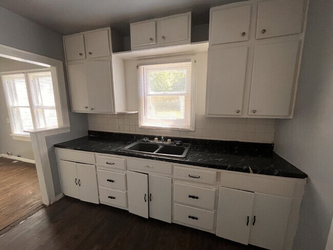 Building Photo - Move-In Ready 2B/1B in SW OKC