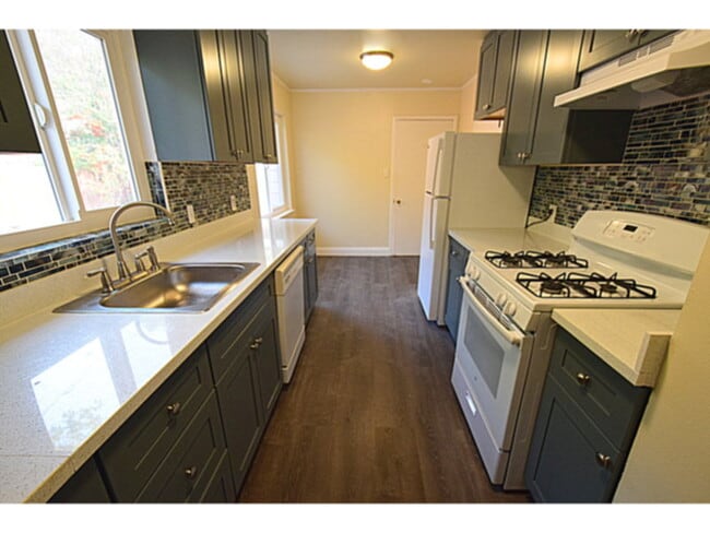 Building Photo - NEW LISTING!Charm. 3BR/1.5 Home,Hdwd Flrs,...