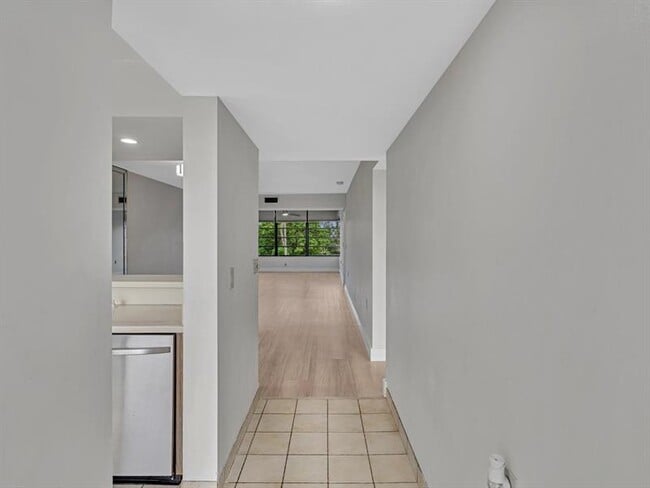 Foto del edificio - 1711 Whitehall Dr
